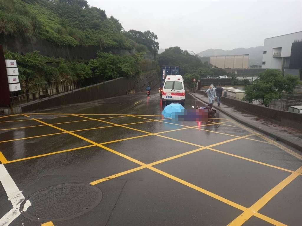 ▲林女疑似天雨路滑自摔，後方大貨車閃避不及將其輾斃。（圖／翻攝翻攝畫面）