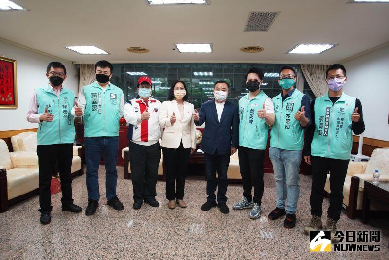 ▲賴香伶上午率領民眾黨桃園市黨部多名幹部、議員參選人到議會拜會議長邱奕勝。(圖/記者李春台攝,2022.06.08)