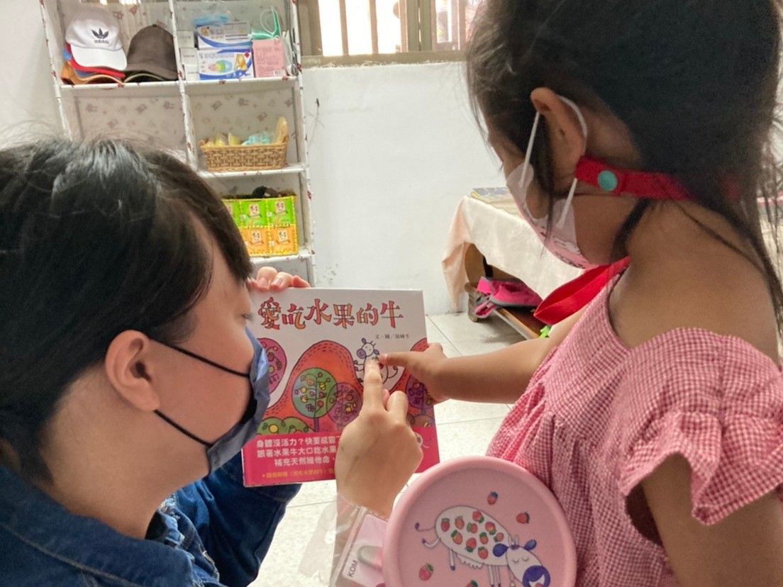 ▲「信誼幼兒文學獎禮袋」將優質原創圖畫書、繪本口罩、隔熱餐碗等生活與閱讀資源，捐贈給需要資助的幼兒。（圖／信誼基金會提供）