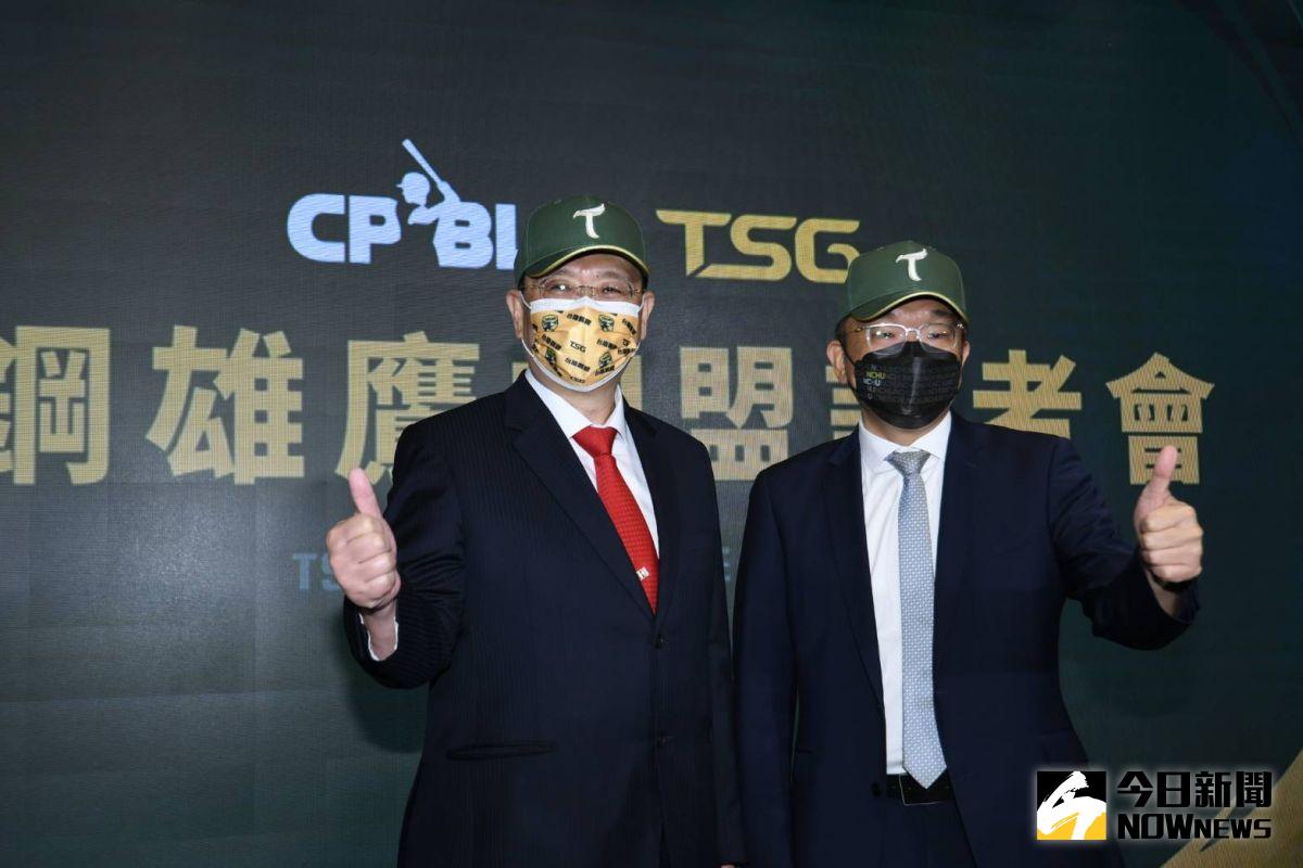▲台鋼雄鷹正式成軍，中職會長蔡其昌與台鋼集團董事長謝裕民。（圖／林調遜攝）
