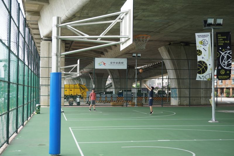▲台74線潭子段高架橋下「夢想家籃球場」，但未設廁所，戲稱「憋尿球場」(圖／蕭隆澤提供2022.6.8)