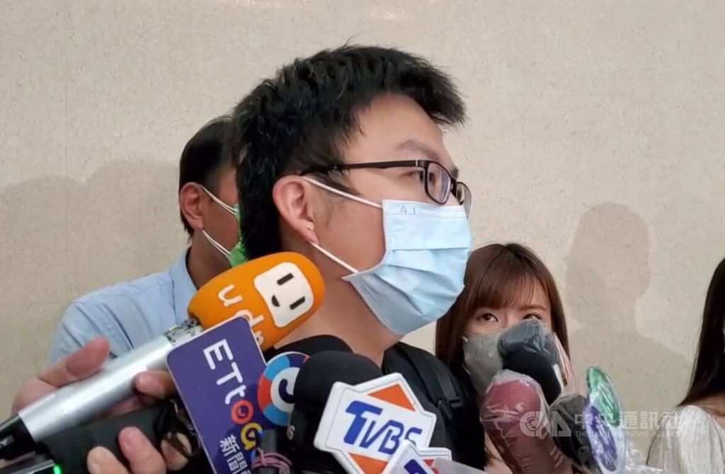 ▲恩恩爸爸林先生（前）不滿1922專線花143分鐘案件才轉送。指揮中心下午回應，1922專線無調度119或防疫計程車等權限。（中央社檔案照片）