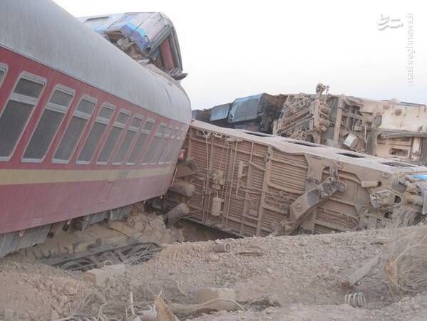 ▲伊朗今（8）日凌晨5點30分，有一列7節火車疑似撞上挖土機，造成其中4節車廂脫軌，至今釀成10人死亡、逾50人受傷。（圖／翻攝自@MostafaMe4推特）