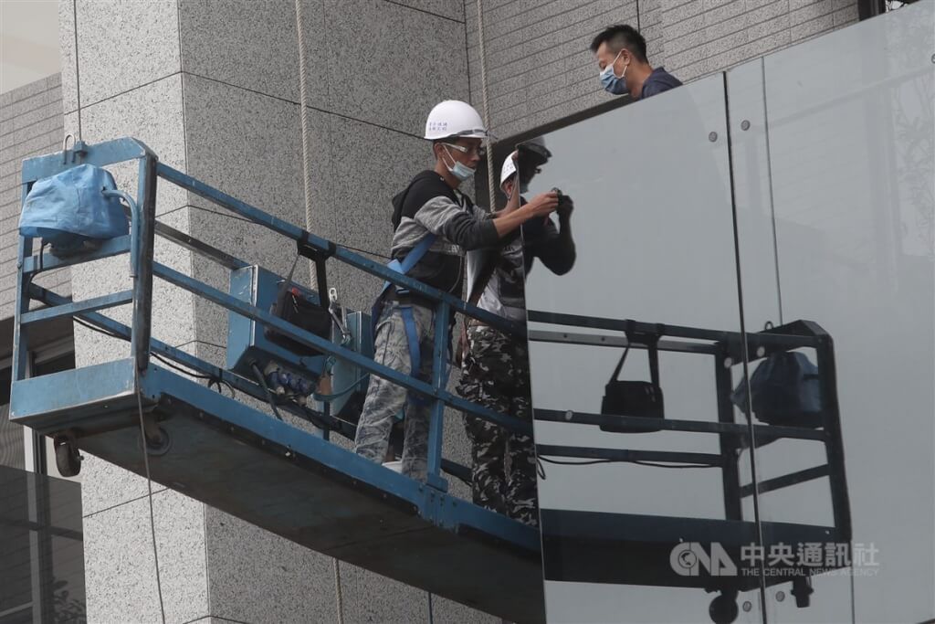 ▲職災勞工若經醫師診斷喪失部分或全部工作能力，可申請職災失能生活津貼，若勞工於年底前申請續領，可免付勞工保險失能診斷書。圖為新北市三重區一處建案工程人員作業情形。（中央社檔案照片）