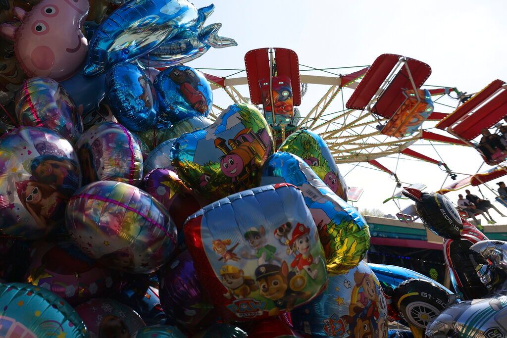 ▲氦氣氣球幾乎是每場美國慶典的一部分，但這種比空氣還輕的氣體在全球出現短缺情形，打亂了許多傳統慶祝活動。（圖／美聯社／達志影像）