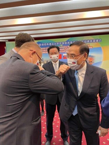 ▲蔡清祥與斯洛伐克國會副議長勞倫契克(Milan Laurenčik)肘擊取代握手。(圖/外交部提供)