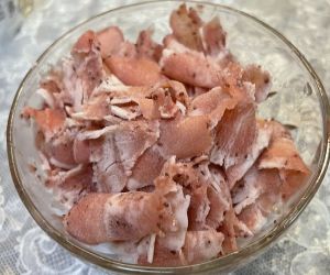 他自製草莓刨冰意外變「豬肉片」!網全笑:生吃會拉肚子 ▲推主買了一台刨冰機在加自製草莓刨冰,卻因為用料不同意外讓刨冰看起來變成冷凍豬肉片。(圖/推特帳號K_Link_)