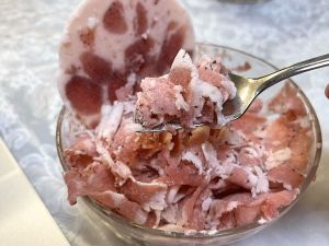 他自製草莓刨冰意外變「豬肉片」!網全笑:生吃會拉肚子 ▲看那油花與肉質的分布,要說它是豬肉片也沒有人會懷疑啊!(圖/推特帳號K_Link_)