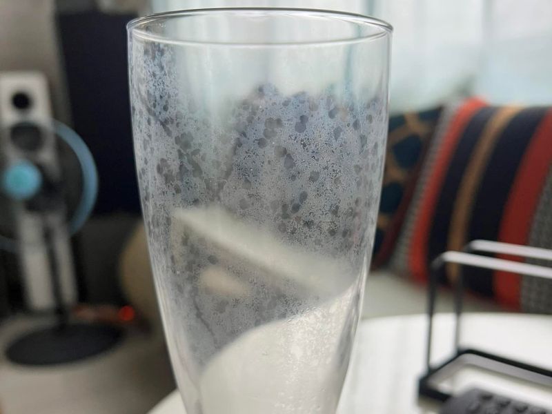 ▲原PO發現玻璃杯出現難以清潔的髒汙。（圖／取自《爆系知識家》）