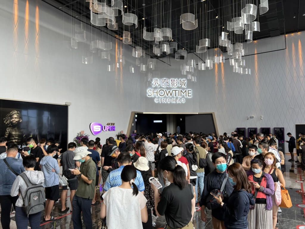 ▲岡山樂購廣場內的秀泰影城今天試營運，即日起至10日看電影只要新台幣100元，今天高雄天氣晴朗，原預計上午9時30分售票，不到上午7時就湧現排隊人潮，2小時賣出上千張票。（圖／中央社）