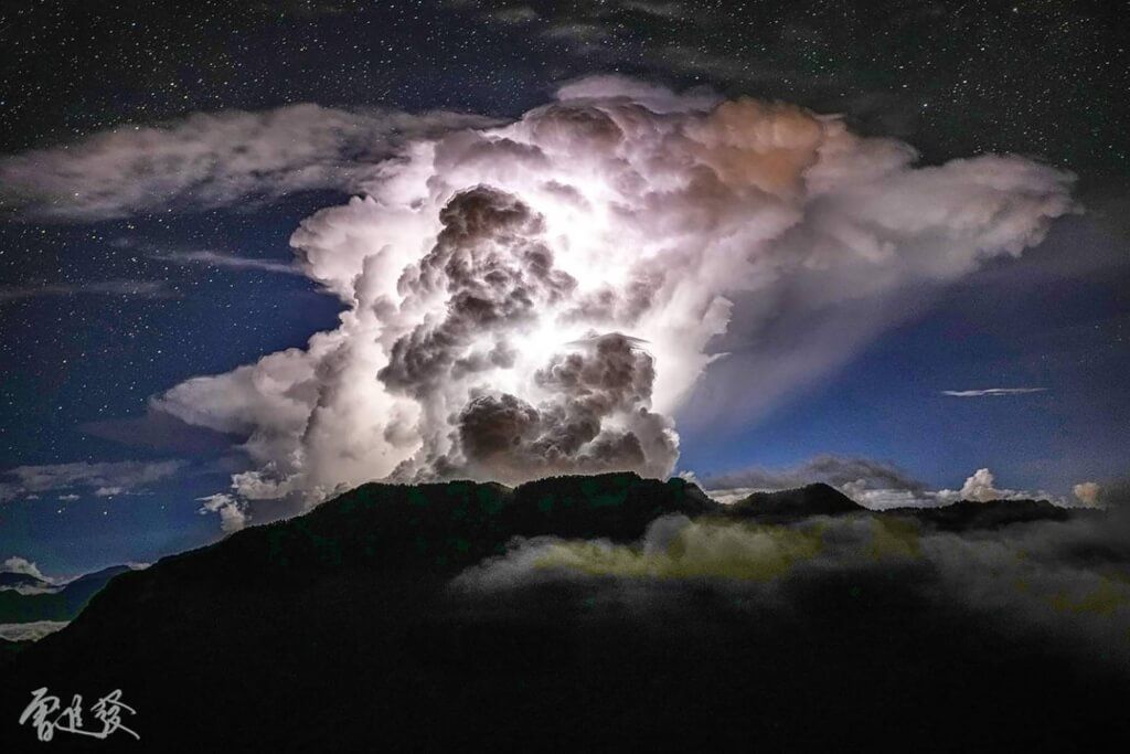 ▲苗栗縣攝影師曾進發前往合歡山取景卻遇上濃霧，苦等4小時正打算放棄，竟意外捕捉拍下壯觀的雷雨胞，雷霆閃光氣勢搭配銀河夜空，令網友嘖嘖稱奇。（曾進發提供）中央社記者管瑞平傳真 111年6月8日