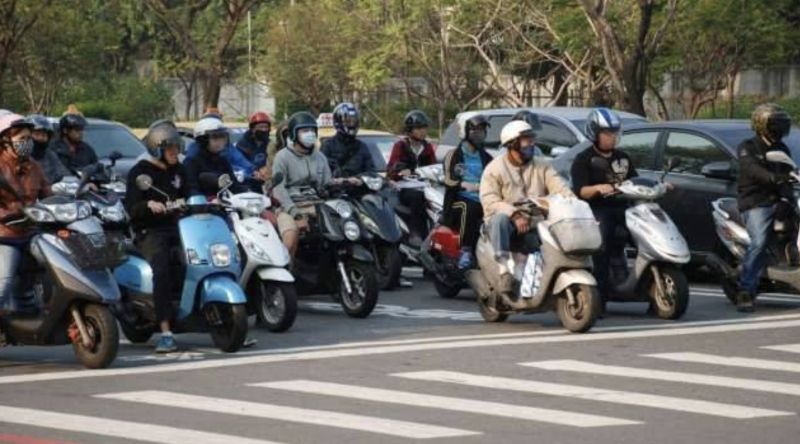 ▲台灣騎乘機車的人非常多，遵守交通規則是所有用路人都該保有的觀念，以免一時貪圖方便，就觸法傷及他人。（示意圖／NOWnews資料照）