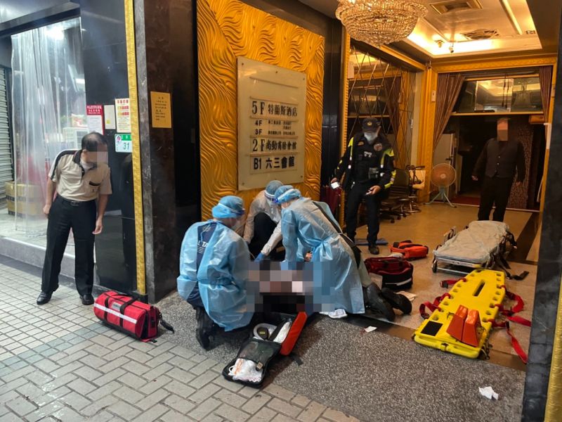 ▲黃姓男子在台北市中山區長春路一間酒店門口，遭人持刀砍殺。（圖／翻攝畫面）