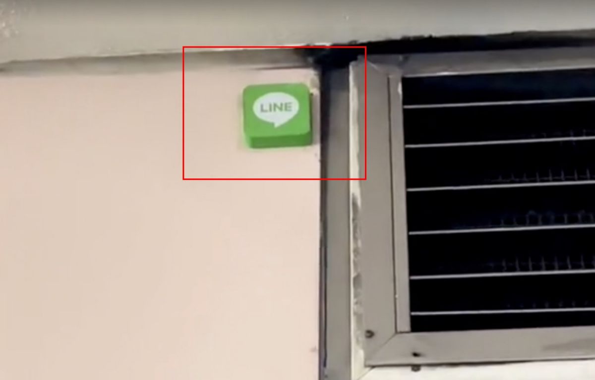 ▲網紅愛里就分享自己在等捷運月台等車時，意外發現月台牆壁上面竟然有詭異的「LINE的圖案」，好奇用途為何。（圖/Tik Tok@allie_1118）