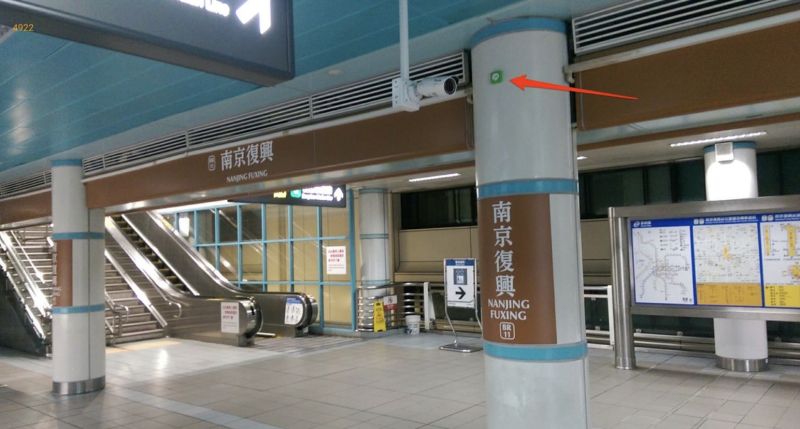 ▲而原來，這個看起來像厚貼紙的裝置，其實是一台藍芽訊號發射裝置，名為「Line beacon」，經常能夠在捷運站看見它的身影。（圖/LINE 台灣官方Blog）