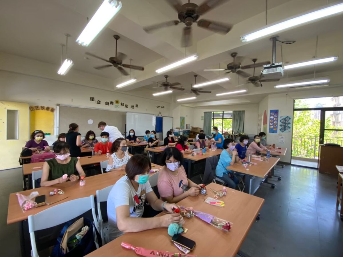 ▲高雄市華德工家辦理乾燥花手作課程。（圖／華德工家提供）