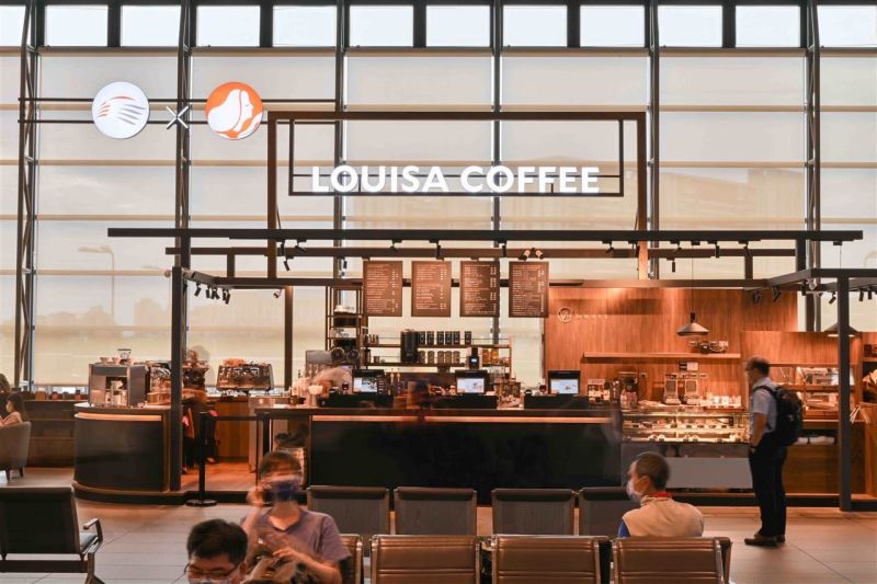 ▲高鐵攜手本土咖啡連鎖品牌路易莎咖啡推出「台灣高鐵x路易莎」台中聯名店，今（9）日起正式開幕營運。（圖／高鐵提供）