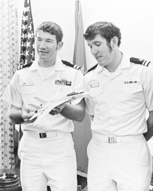 ▲1970年代越戰期間，美軍第一位越戰王牌飛行員是當時的海軍上尉藍迪坎寧漢，以及他的後座搭檔雷達管制官海軍中尉威廉德律斯科（William P. Driscoll），藍迪手持著當時最新式的F-14戰機模型。（圖／取自美國海軍官網）