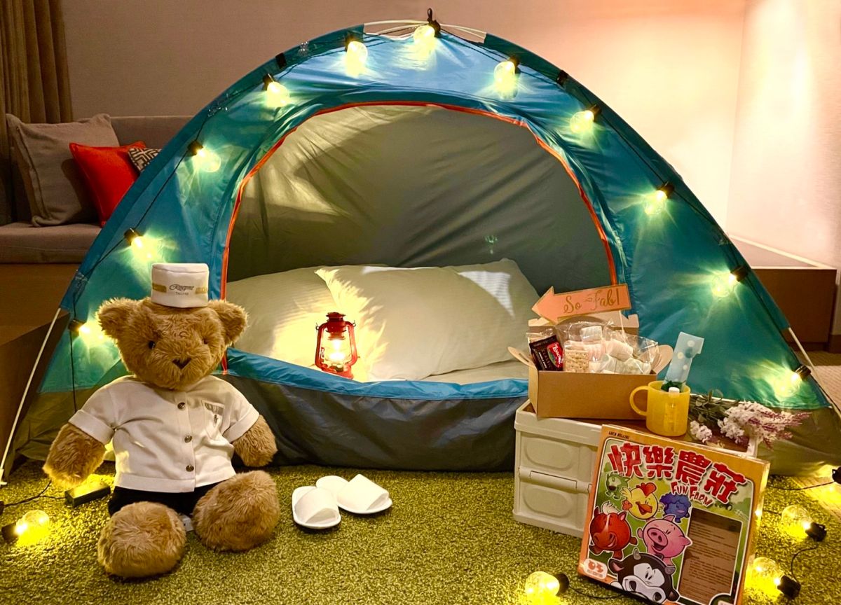 ▲暑假到想露營不用跋山涉水！台北晶華推出專案讓一家人在17坪大的房內露營，退房之後還可以把全新的帳篷直接帶回家。（圖／台北晶華酒店提供）