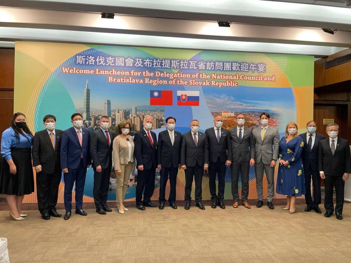 ▲外交部長吳釗燮頒贈斯洛伐克國會友台小組主席歐舒斯基「睦誼外交獎章」，並以午宴接待訪團。（圖／外交部提供）