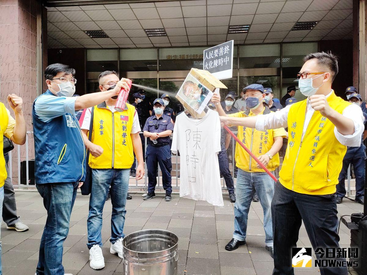 ▲今（9）日新黨欲持火把焚燒「陳時中」，只是未經許可，在遭到警方舉牌抗議後，改用滅火器噴並丟入金爐。（圖／記者許若茵攝，2022.06.09）