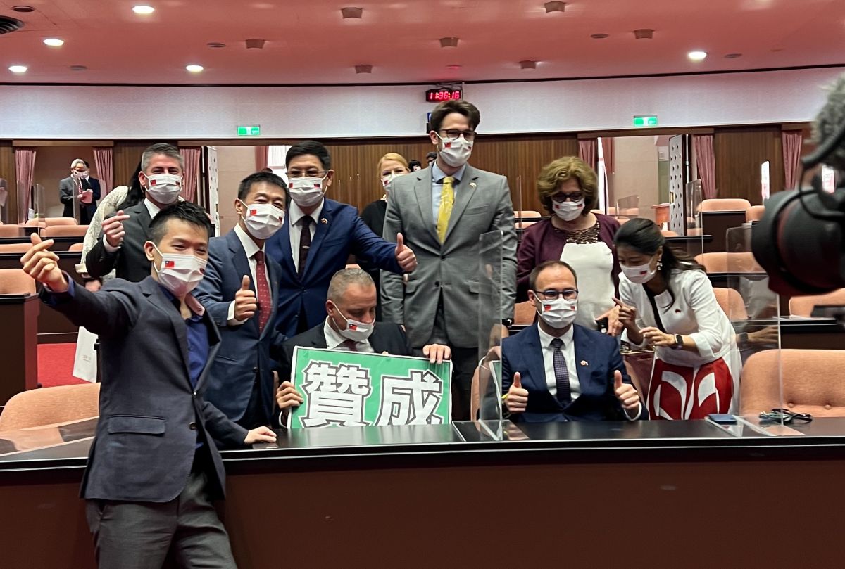 ▲斯洛伐克訪團今日參訪議場，並拿起表達贊成或反對的舉牌。（圖／讀者提供）