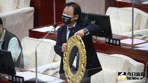 ▲民進黨台北市議員王世堅贈送台北市長柯文哲一面鏡子，希望柯「透過鏡子，看看自己的靈魂」。（圖／記者丁上程攝，2022.06.09）