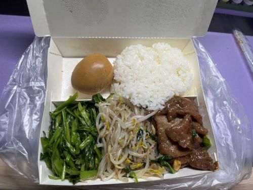 ▲譚敦慈指出，看似環保的紙餐盒並非完全安全，防水淋膜在高溫下可能釋出塑膠微粒，尤其直接加熱風險更高。（圖／記者鍾怡婷攝）