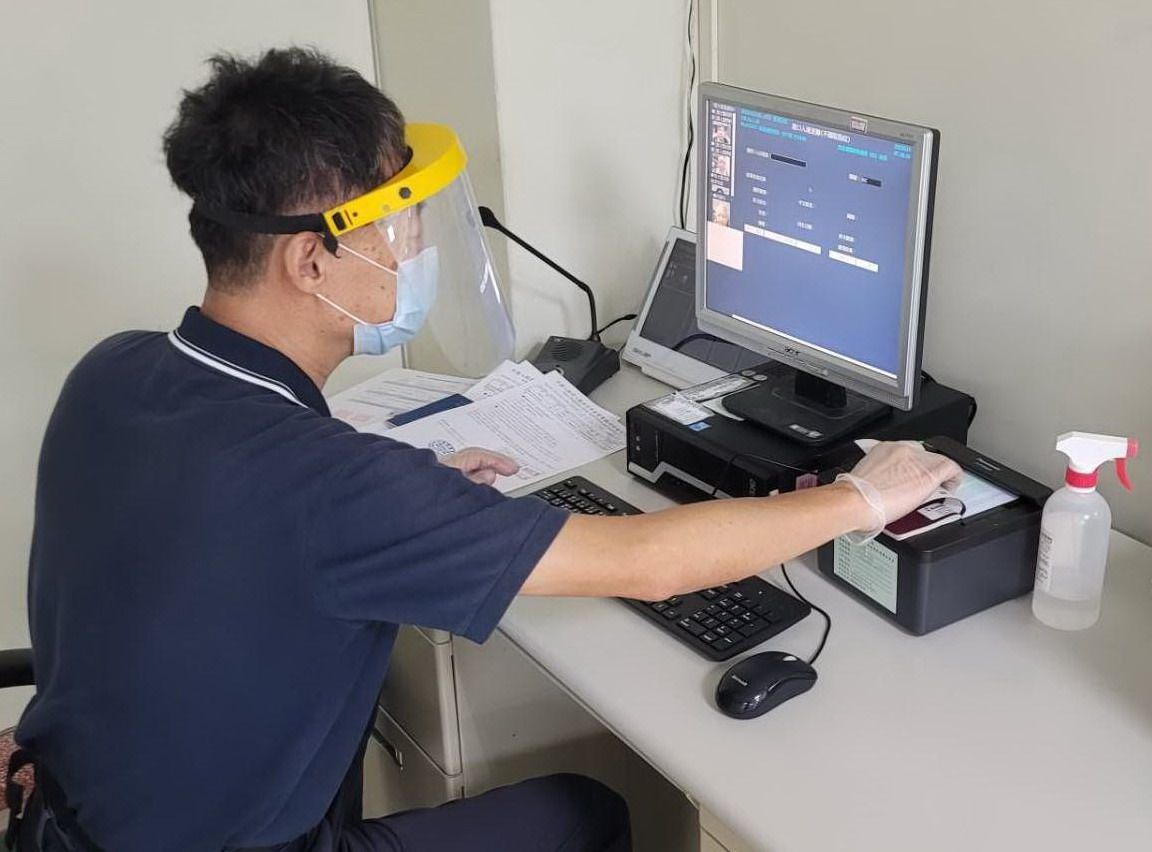 ▲移民署國境事務大隊高雄港隊以視訊執行證照查驗，避免接觸感染。(圖／記者黃守作攝，2022.06.09)