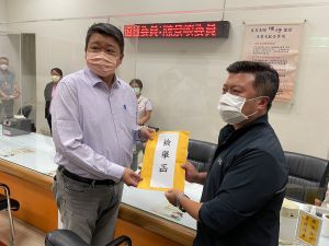 恩恩事件持續延燒,新北市議員何博文(左起)、張志豪今(9)日前往監察院陳情。 ▲恩恩事件持續延燒,新北市議員何博文(左起)、張志豪今(9)日前往監察院陳情。(圖/記者王敏旭攝,2022.06.09)