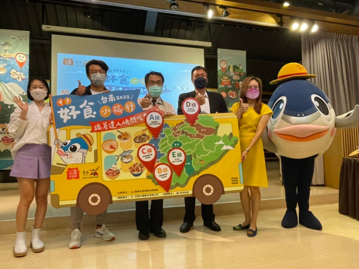 ▲台南市長黃偉哲(中)、台南市觀旅局長郭貞慧(右一)、台南市旅行商業同業公會理事長蔡承鴻(右二)、韓國YouTuber金多多(左一)及知名旅行作家阿春爸(左二)、台南觀光大使魚頭君一起為「台南好食小旅行」揭開序幕（圖／記者林怡孜攝，2022,06,09）