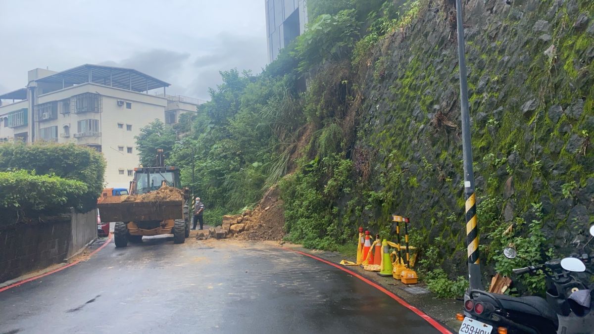 ▲台北市北投大地酒店旁山壁，因連日大雨致泥土鬆動，土石兩度滑落。（圖／翻攝自士林北投林世宗議員臉書）