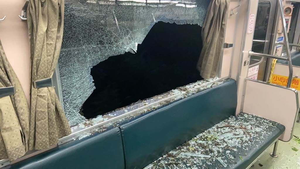 ▲台鐵平溪線4703次列車第三節車廂車窗遭路樹擊中（圖／翻攝照片）