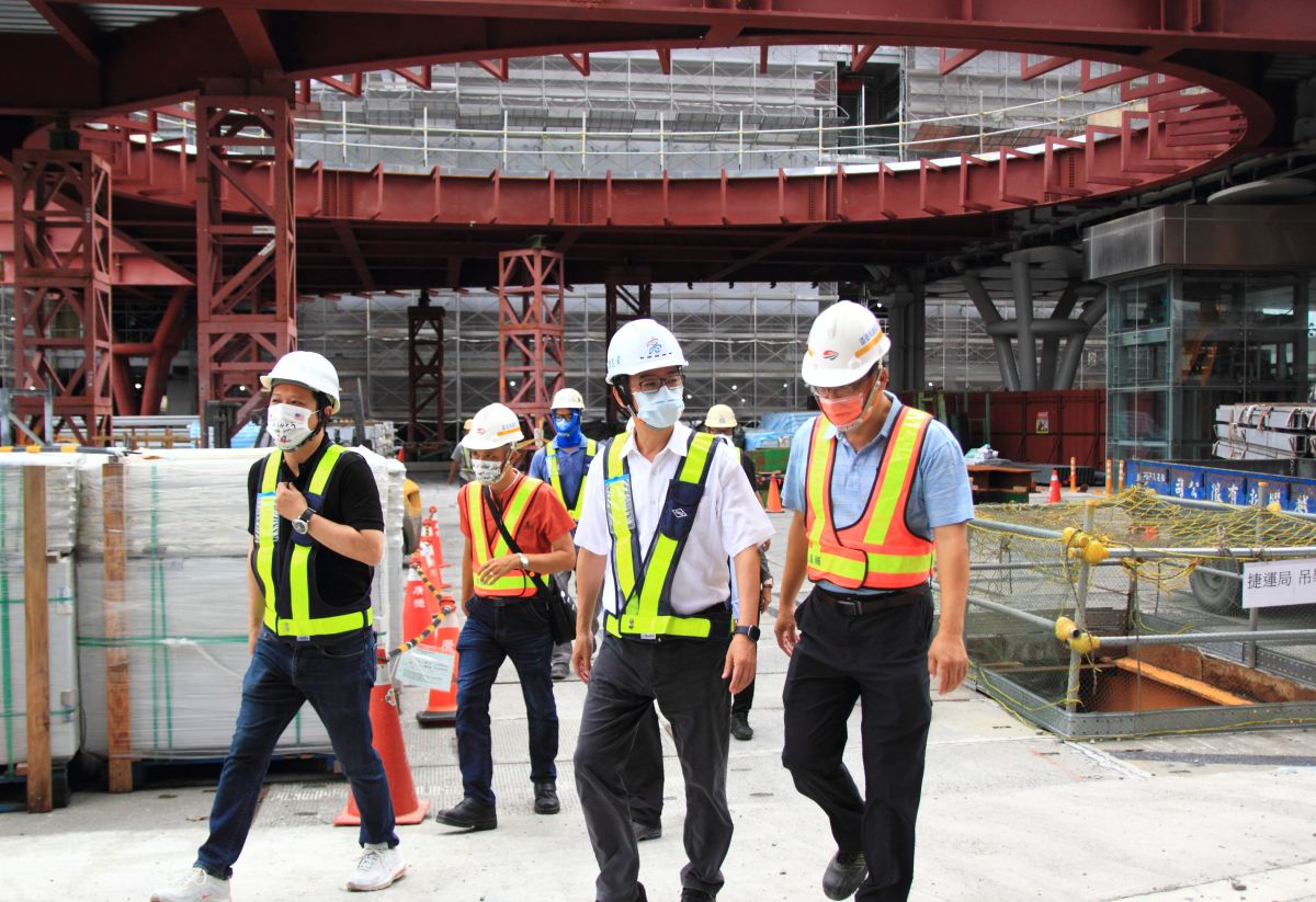 ▲立委李昆澤相當關心高雄車站本體與周圍交通路網的規劃，今天特別前往到站東路與車站地下停車場除關心工程相關進度。（圖／立委李昆澤辦公室提供）