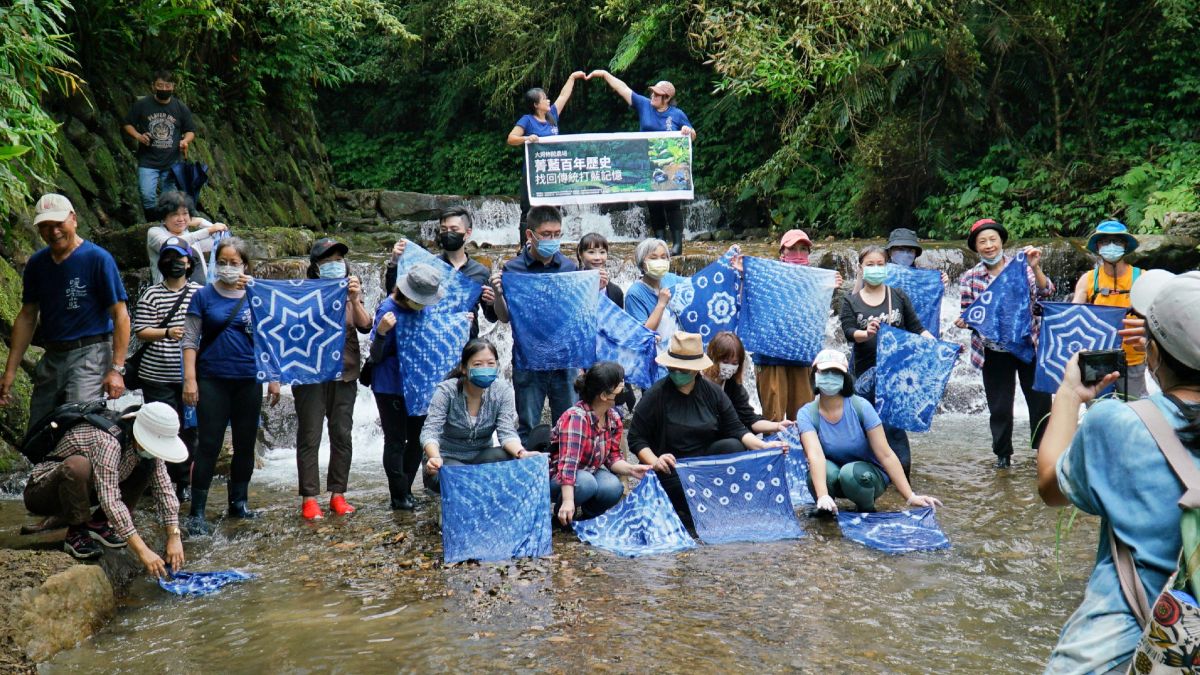 ▲水保局辦「採菁打藍」工作營，參與民眾動手體驗在溪邊染布古法，興致高昂。（圖／主辦單位提供）