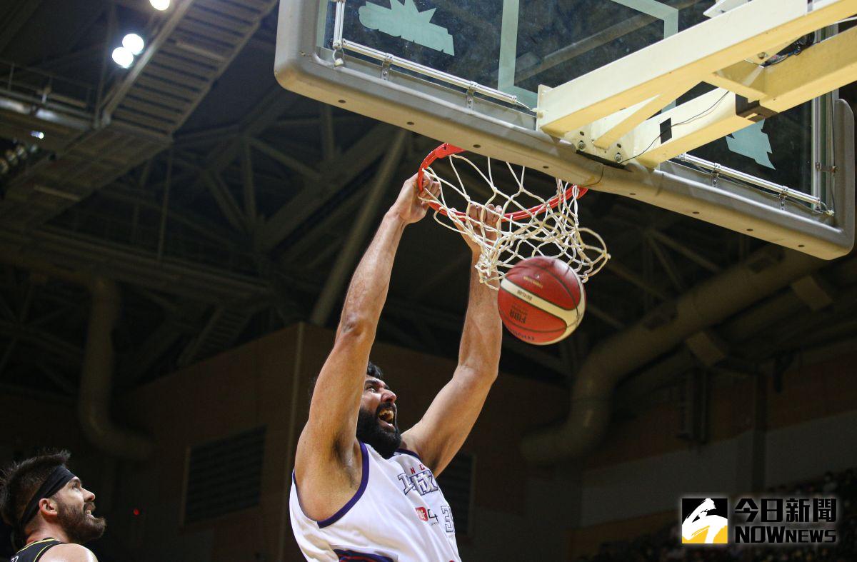 ▲新竹攻城獅中鋒辛巴灌籃得分。（圖／記者葉政勳攝 , 2022.06.09）