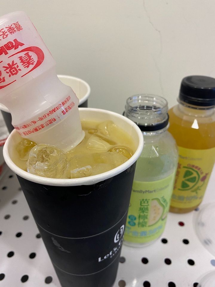 ▲網友分享「芭樂檸檬青茶＋養樂多」的創意喝法。（圖／取自「全家便利商店 / 7-11 超商新品&好物分享區」）