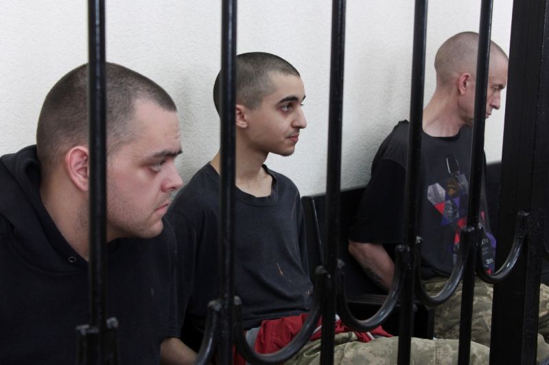 ▲烏克蘭東部親俄分離主義份子所設的法院判決2名英國人和1名摩洛哥人死刑，這3人是在為烏克蘭戰鬥時被俘。（圖／美聯社／達志影像）