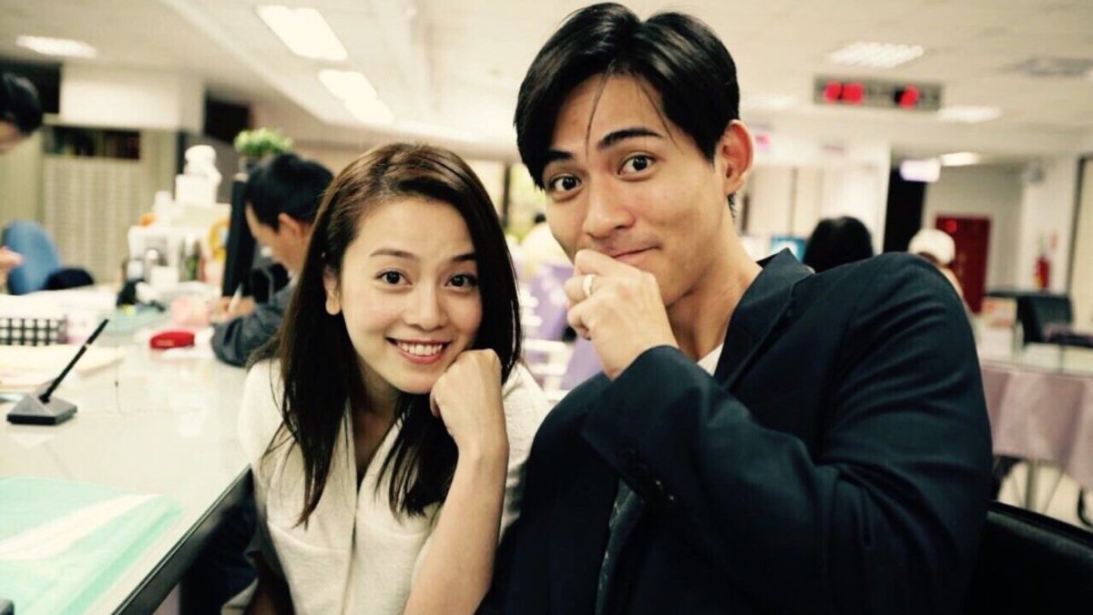 ▲喻虹淵（左）幫女兒舉辦慶生會，右為老公周渝民，她息影12年近貌曝光。（圖／周渝民微博）