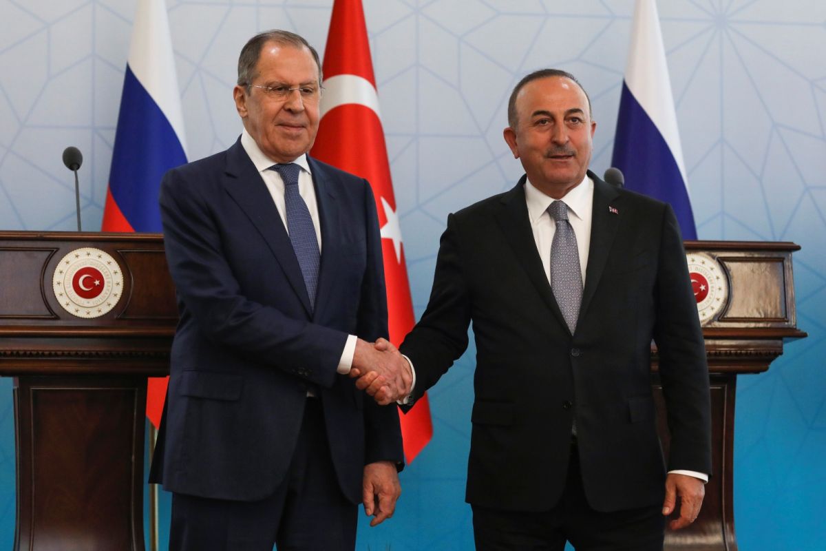 ▲俄羅斯和土耳其外交部長8日舉行會談，商討糧食危機，過程卻遇到意外插曲。（圖／美聯社／達志影像）