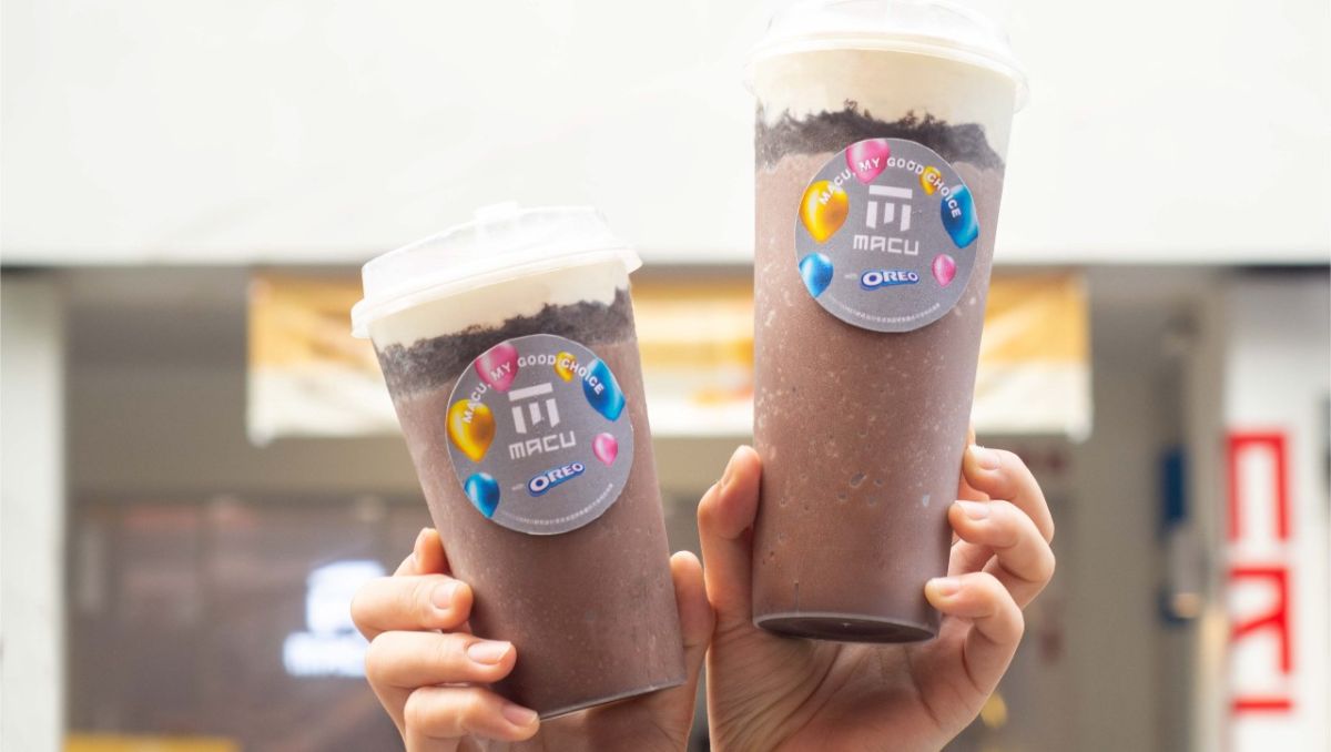 ▲聖誕節天氣越冷、手搖飲越便宜！麻古茶坊無條件「提拉米蘇2.0買1送1」；CoCo都可週三好友日官方LINE領券可享「誠意燒仙草」或「莓果派對」第2杯折50元；春陽茶事官方LINE抽獎「檸檬蜜烏龍」大杯只要11元；初韻消費滿百加購39元聖誕福袋，爽抽買1送1、任天堂Switch等好禮；TEA TOP聖誕草莓季「第2杯折17元」。85度C則有大杯咖啡系列「第2杯特價25元」、同品項麵包「第2件半價」優惠。（圖／業者提供）