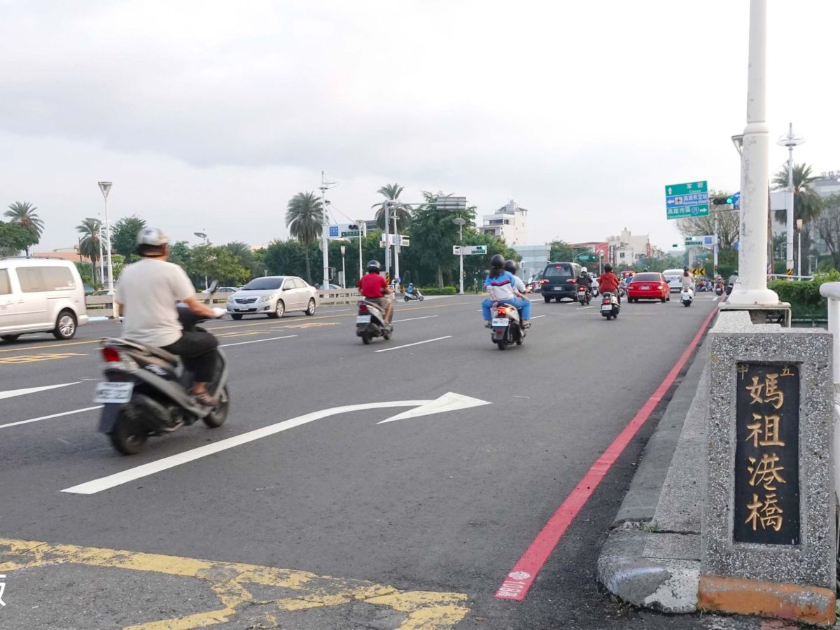 ▲高雄市連接鳳山與前鎮區的媽祖港橋今晚起拆除，中山北路四段北往南向，汽車禁止左轉五甲三路，須改行鎮海路。（圖／高市警局前鎮分局提供）