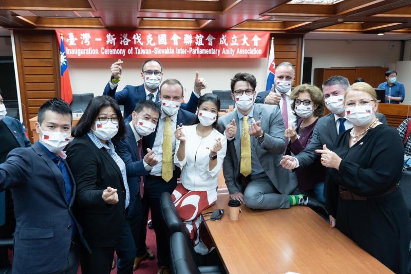 ▲斯洛伐克訪團抵台,議員史丹奇克(Andrej Stančík)英挺帥氣,就連襪子也受到矚目。(圖/翻攝自林楚茵臉書)