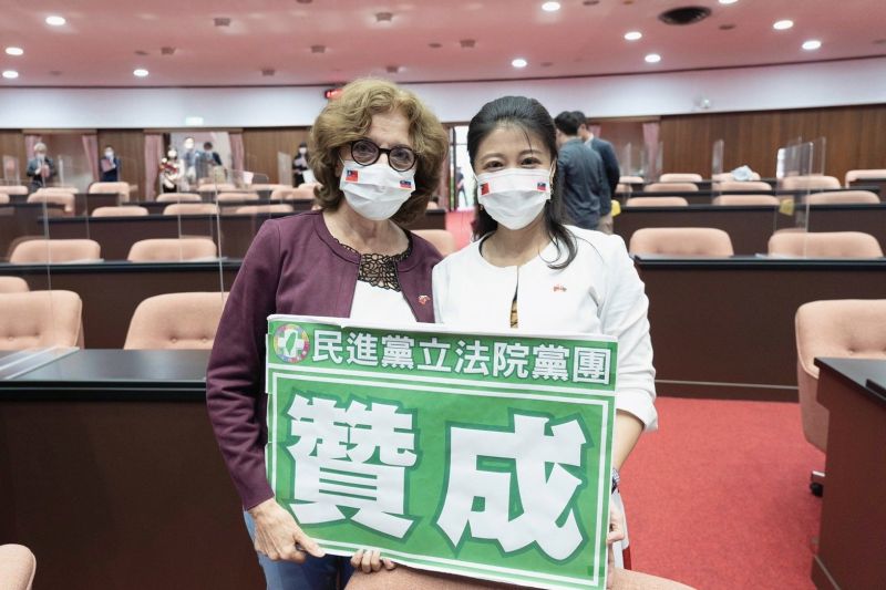 ▲斯洛伐克訪團參訪立法院議場,對於民進黨團的手舉牌相當感興趣。(圖/翻攝自林楚茵臉書)