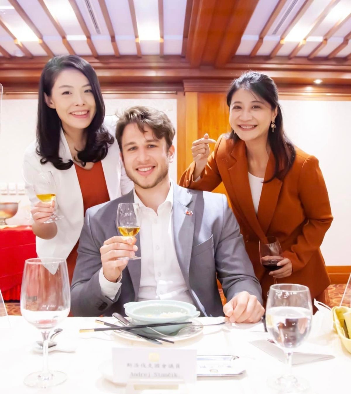 ▲斯洛伐克國會議員史丹奇克（Andrej Stančík）（中）參訪立法院時，朝野立委搶著與他合影。（圖／翻攝自立委高虹安臉書）