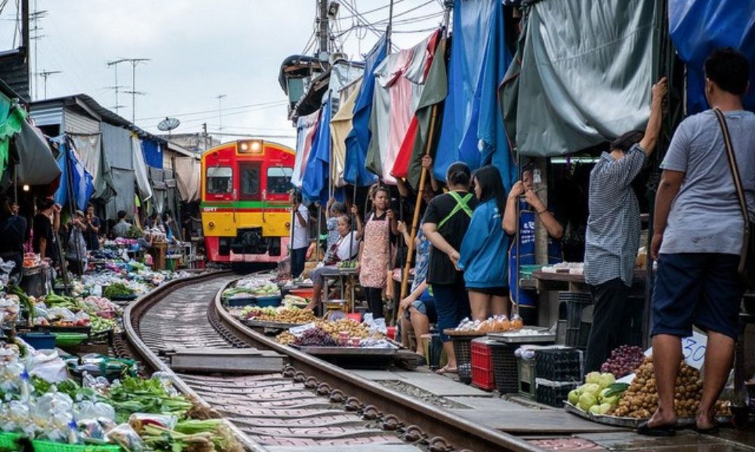 ▲泰國首都曼谷近郊的知名「美功鐵路市場（ Maeklong Railway Market）」。（圖／報系資料照）
