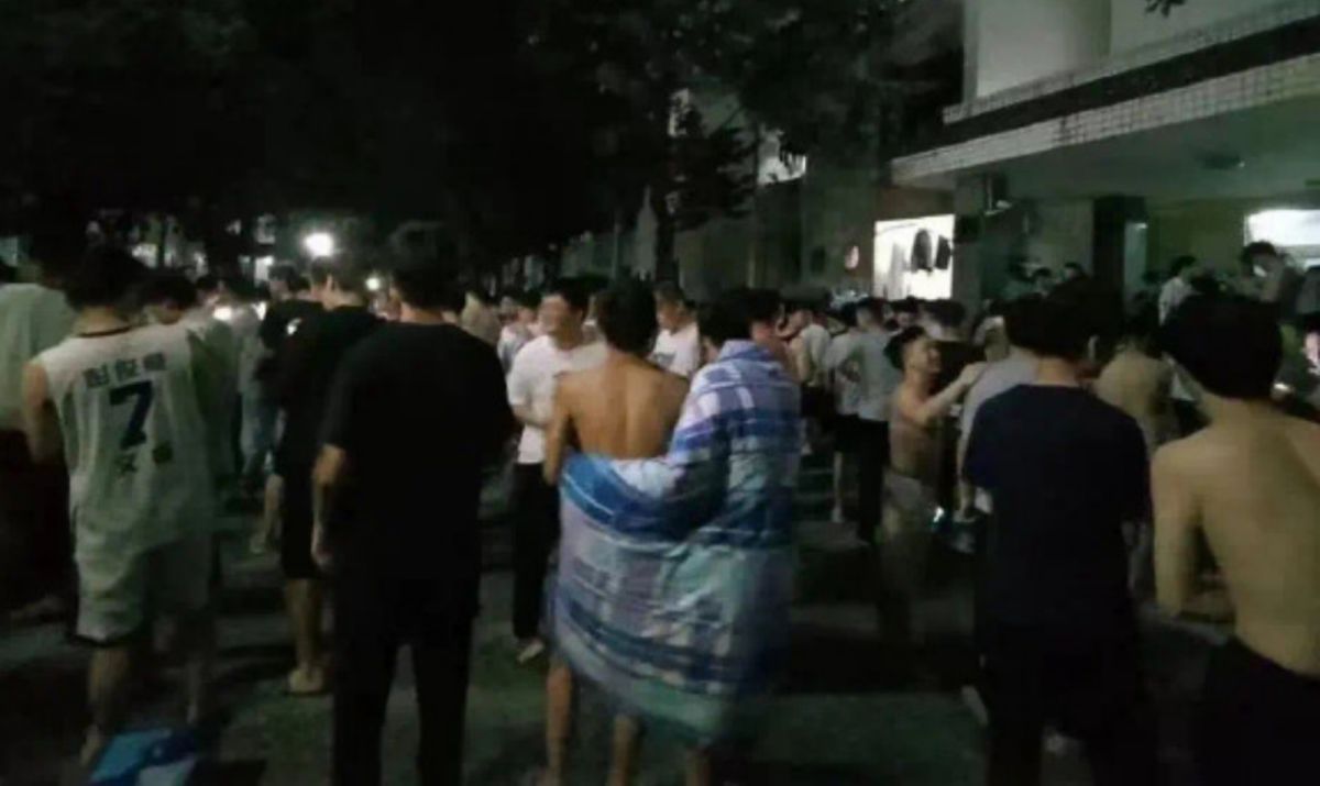 ▲四川阿壩州馬爾康市今天凌晨零時3分發生規模5.8地震，之後又出現多次地震，截至清晨6時，共發生規模3以上地震10次。圖為逃出房子的民眾。（圖／翻攝自微博）