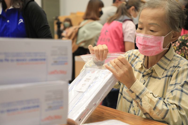 ▲台中市政府公開快篩劑分裝現場,強調有許多志工自願參與。(圖/台中市政府提供,2022.06.10)