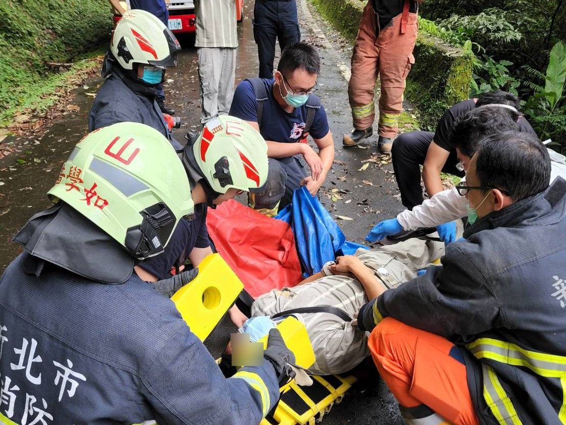 ▲警消獲報後，立刻出動大批消防員前往搜救，所幸駕駛仍意識清楚。（圖／翻攝畫面）