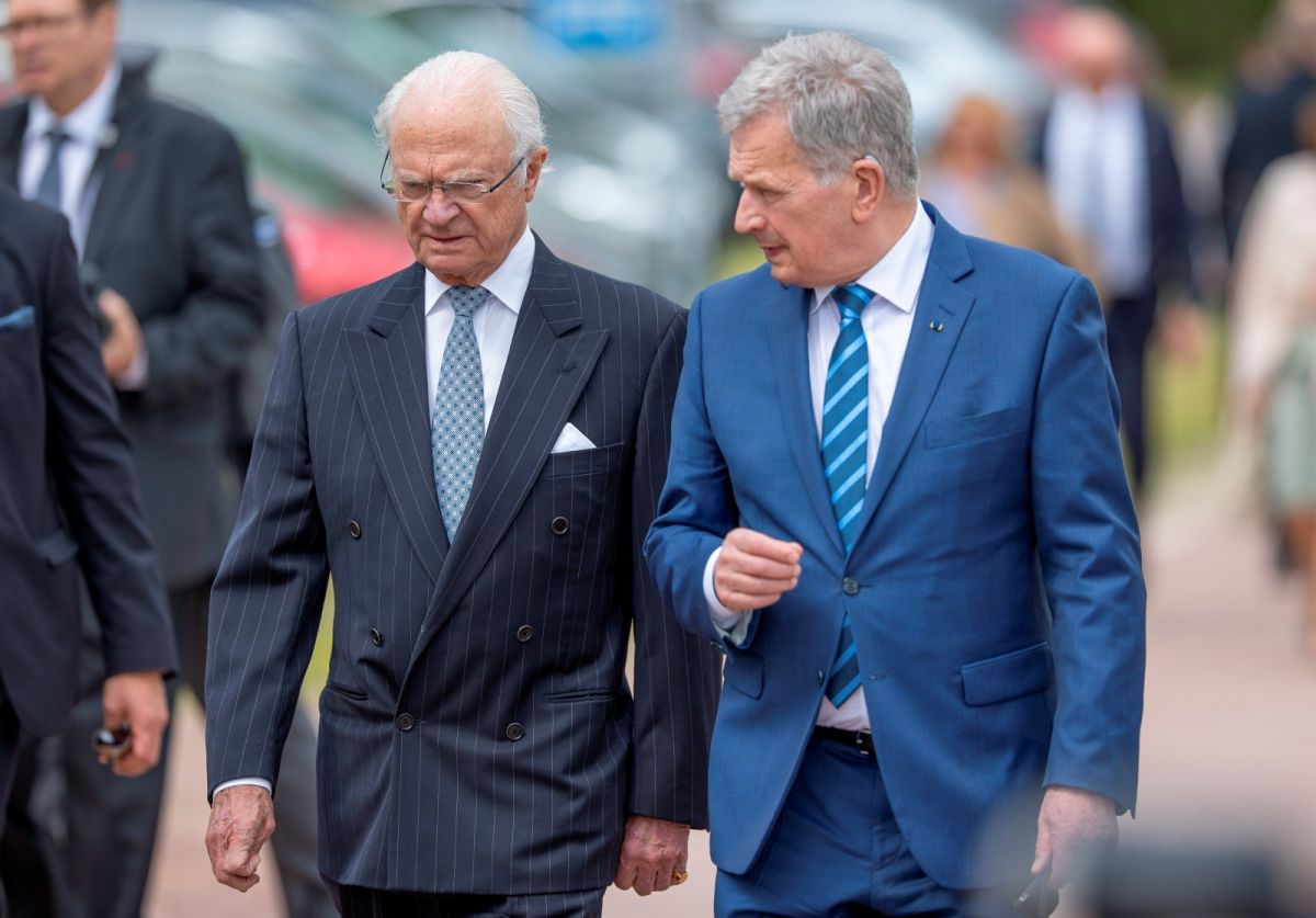 ▲想加入北約卻被土耳其反對的芬蘭與瑞典，在三邊協議下終於見到曙光。圖芬蘭總統尼尼斯托（右）與瑞典國王卡爾十六世．古斯塔夫（左）。（圖／美聯社／達志影像）